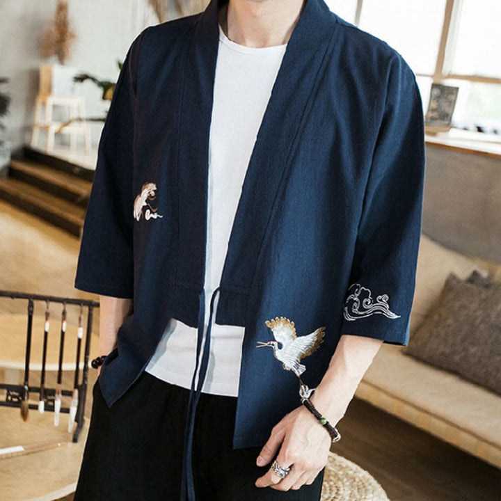 Kimono da uomo in cotone e lino con ricamo semplice di Buddha Stones, gru e nuvole. Giacca aperta sul davanti. - image 6