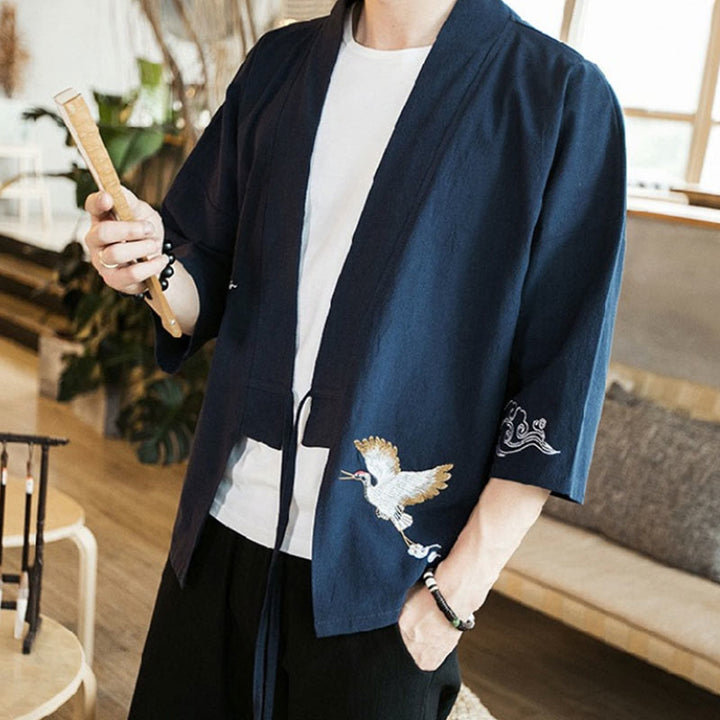 Kimono da uomo in cotone e lino con ricamo semplice di Buddha Stones, gru e nuvole. Giacca aperta sul davanti. - image 2