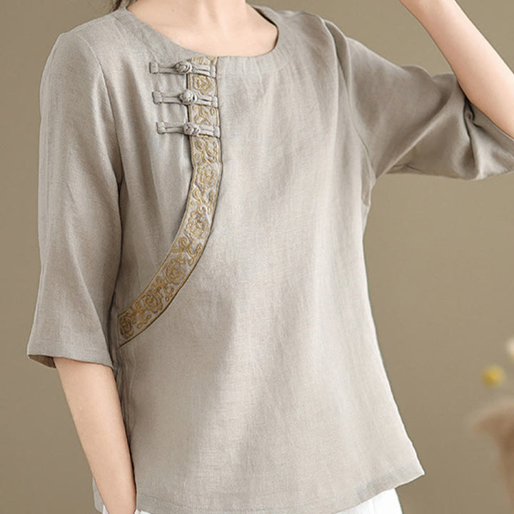 Camicia casual da donna in cotone e lino con maniche corte, modello a fiori ricamati, scollo a giro e bottoni a rana, motivo Buddha Stones - image 4