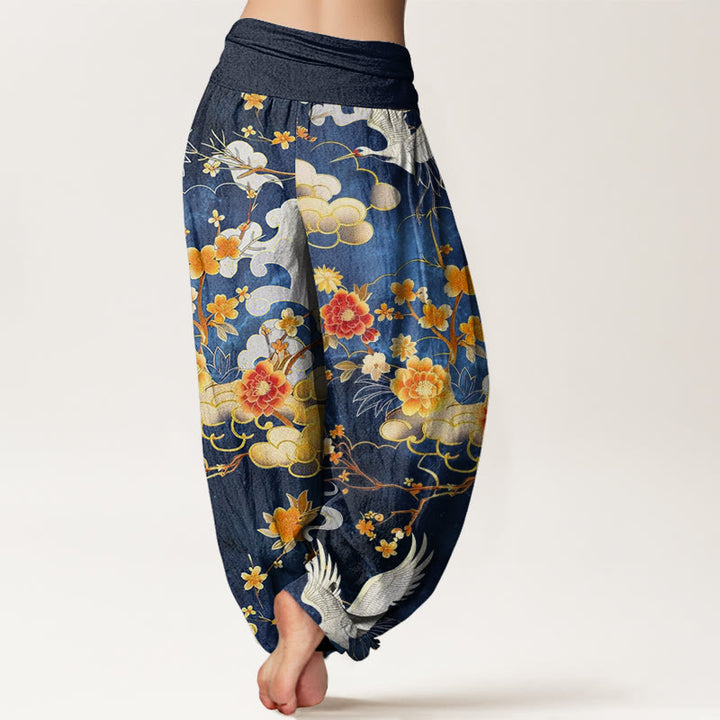 Pantaloni harem da donna con elastico in vita, motivo con Buddha Stones, nuvole di buon auspicio, gru bianche e fiori rossi - image 2