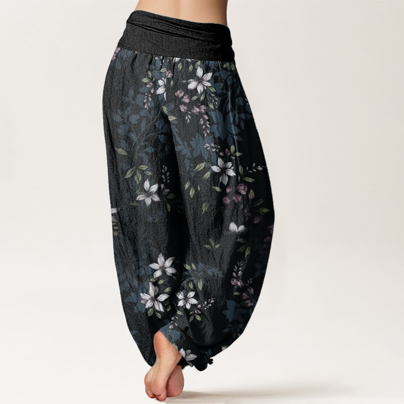 Pantaloni harem da donna con elastico in vita, in puro cotone, con piccoli fiori bianchi e foglie verdi, motivo Buddha Stones - image 1