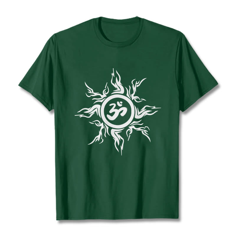 Maglietta in cotone con motivo a raggi di sole raffigurante Buddha Stones che circondano il simbolo Om - Verde studentesco - 2XL - image 10