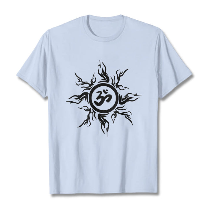 Maglietta in cotone con motivo a raggi di sole raffigurante Buddha Stones che circondano il simbolo Om - Ciano chiaro - 2XL - image 19