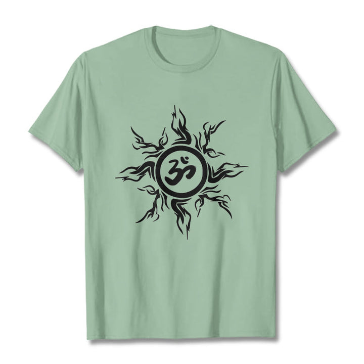 Maglietta in cotone con motivo a raggi di sole raffigurante Buddha Stones che circondano il simbolo Om - Verde pallido - 2XL - image 14