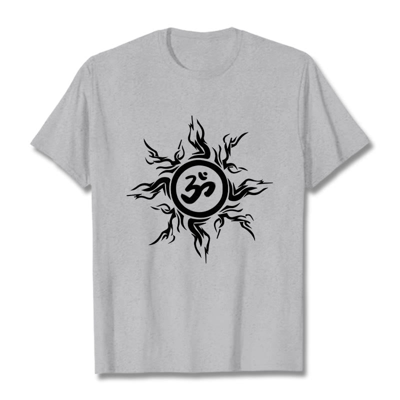 Maglietta in cotone con motivo a raggi di sole raffigurante Buddha Stones che circondano il simbolo Om - Grigio chiaro - 2XL - image 19