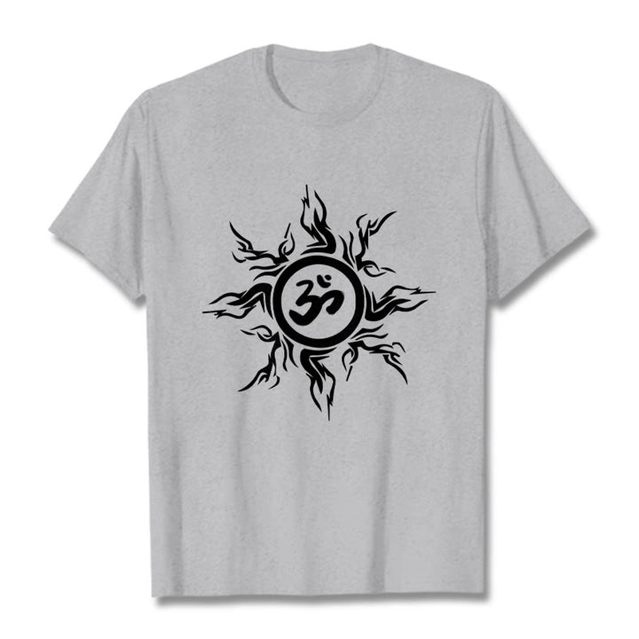 Maglietta in cotone con motivo a raggi di sole raffigurante Buddha Stones che circondano il simbolo Om - Grigio chiaro - 2XL - image 19