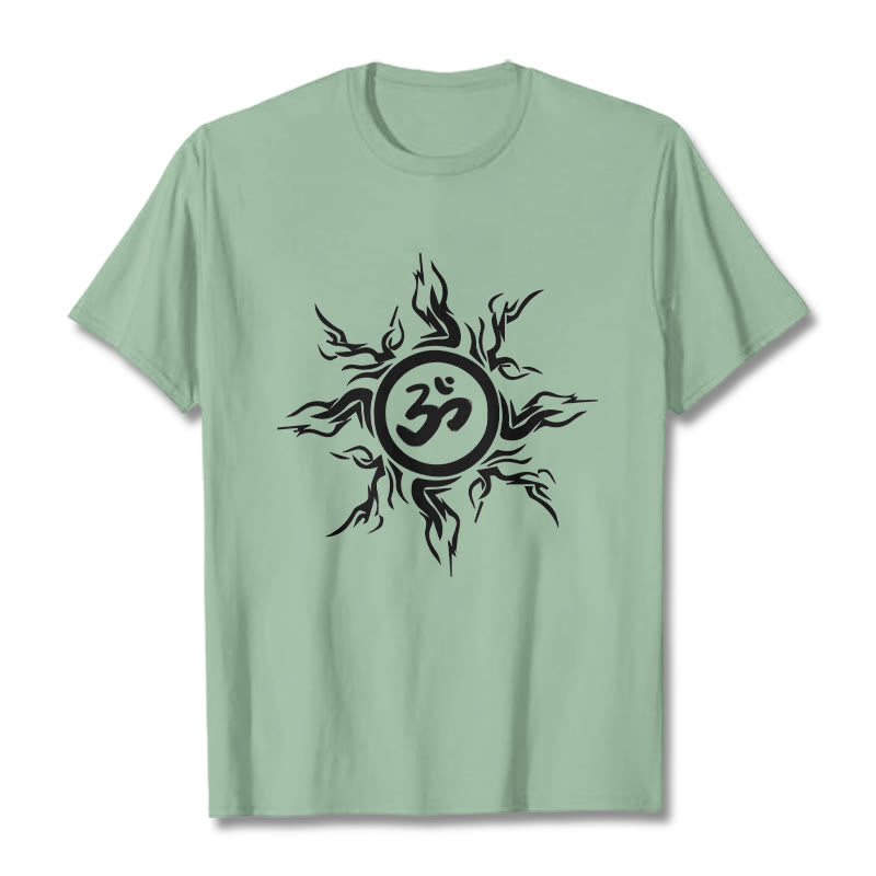 Maglietta in cotone con motivo a raggi di sole raffigurante Buddha Stones che circondano il simbolo Om - Verde pallido - 2XL - image 15