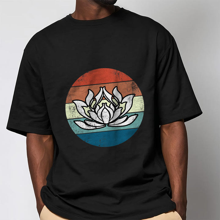 Maglietta in cotone con motivo a righe colorate Buddha Stones e loto in fiore - image 3