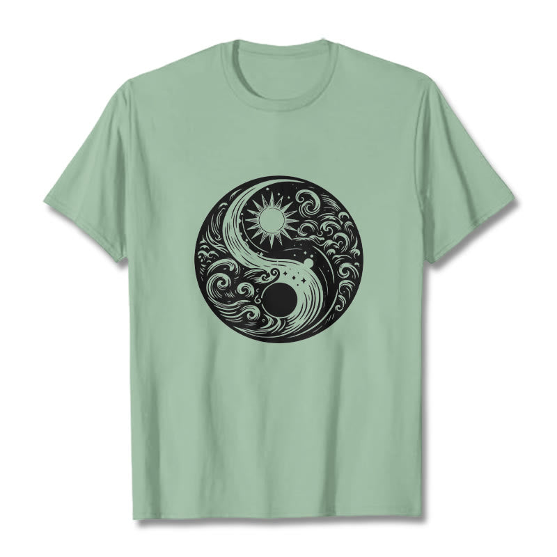 Maglietta in cotone con motivo Buddha Stones, sole, luna, onde e Yin Yang - Verde pallido - 2XL - image 15