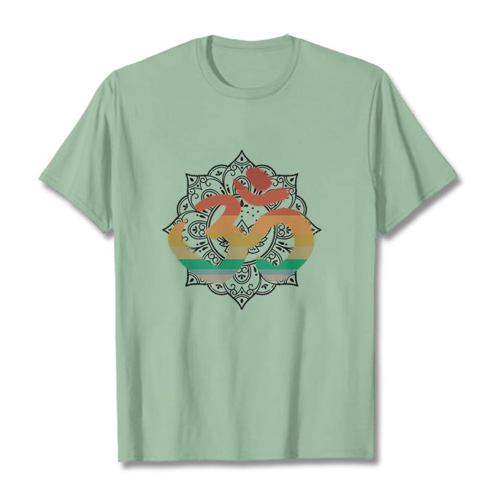 Maglietta in cotone con motivo di sfondo mandala sanscrito Om Buddha Stones e sfumatura di colore - Verde pallido - 2XL - image 14