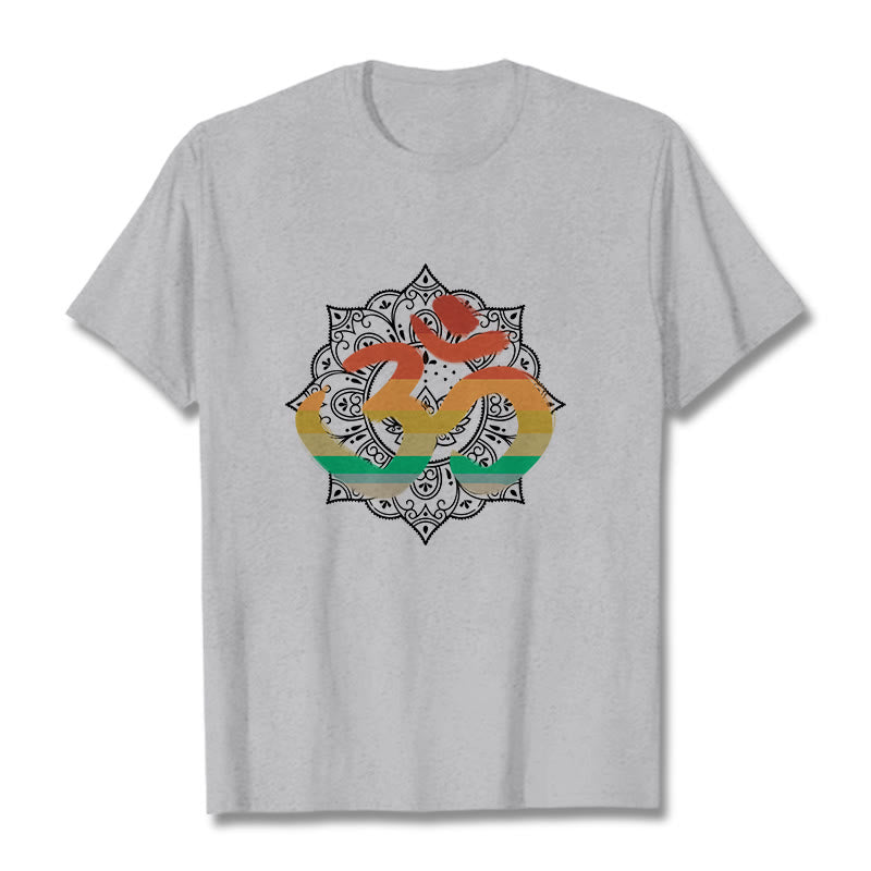 Maglietta in cotone con motivo di sfondo mandala sanscrito Om Buddha Stones e sfumatura di colore - Grigio chiaro - 2XL - image 19