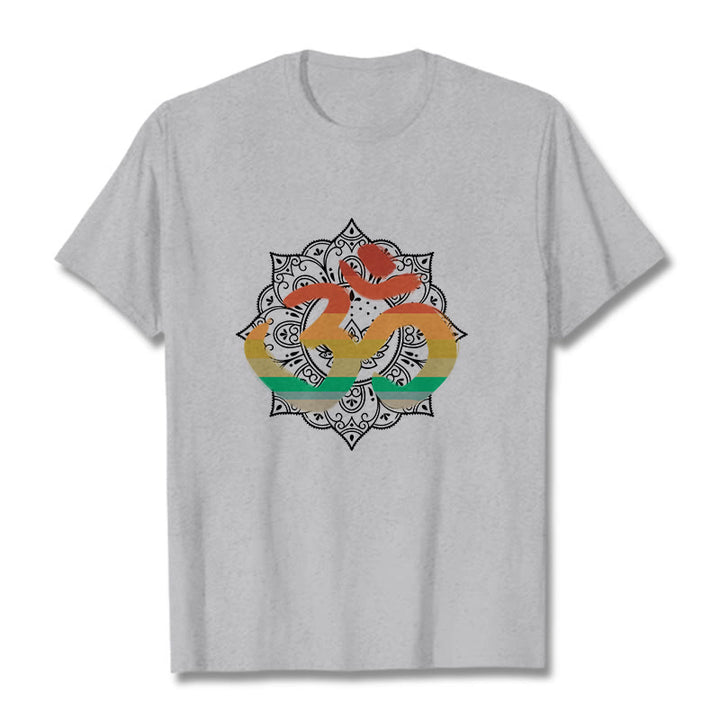 Maglietta in cotone con motivo di sfondo mandala sanscrito Om Buddha Stones e sfumatura di colore - Grigio chiaro - 2XL - image 19