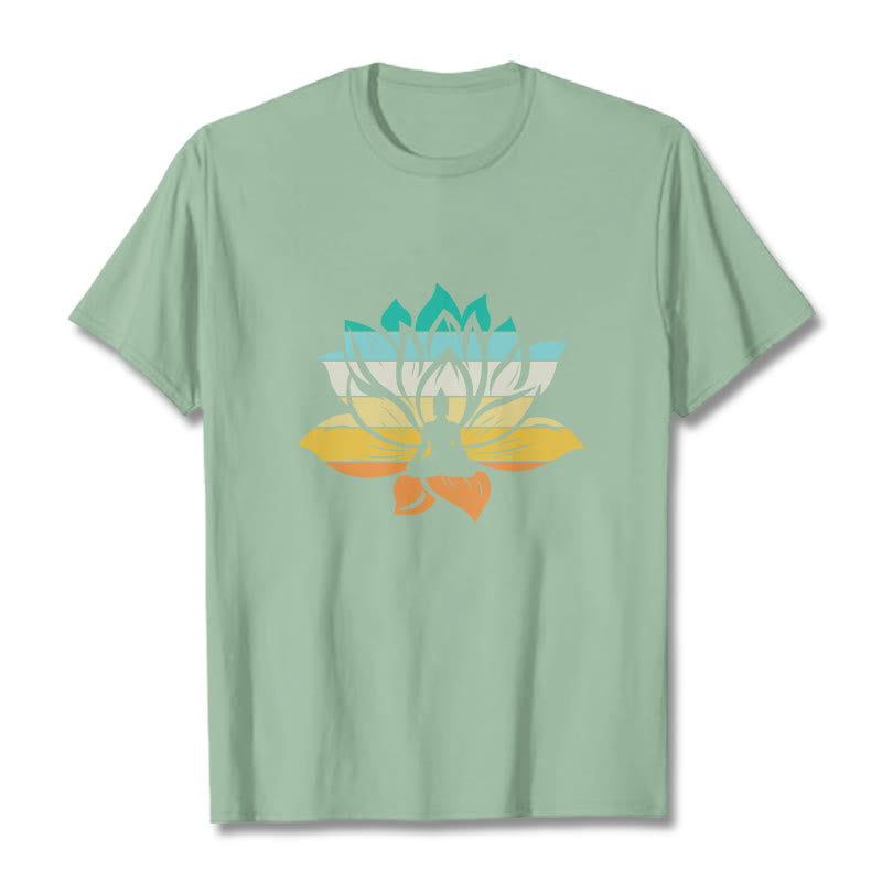 Maglietta in cotone con motivo a fiore di loto con Buddha Stones e motivo a meditazione di Buddha - Verde pallido - 2XL - image 14