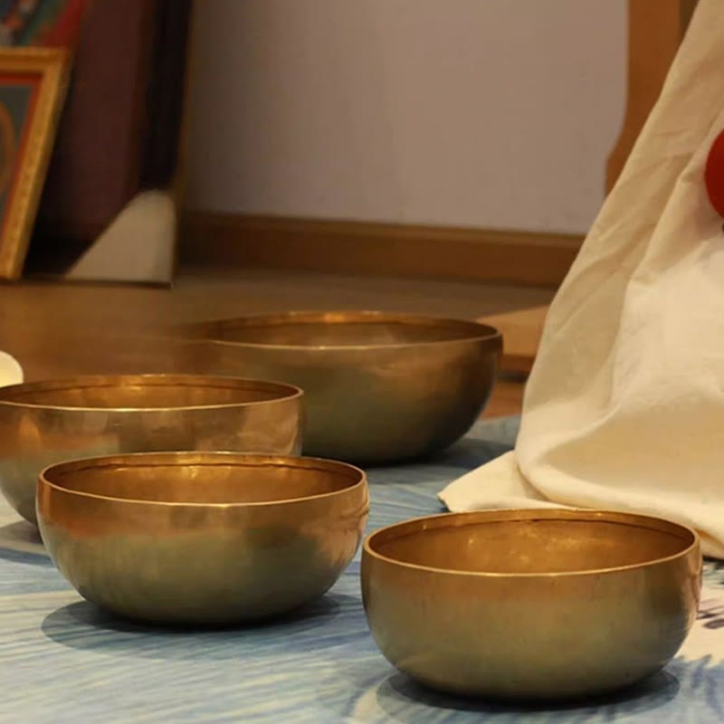Buddha Stones Set di ciotole sonore dorate fatte a mano in Nepal, dal design semplice, per guarigione e meditazione. - image 0