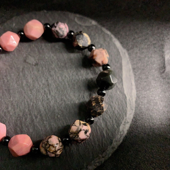Braccialetto curativo con perline poligonali in pietra di rodonite naturale con linea nera e macchie rosse Buddha Stones