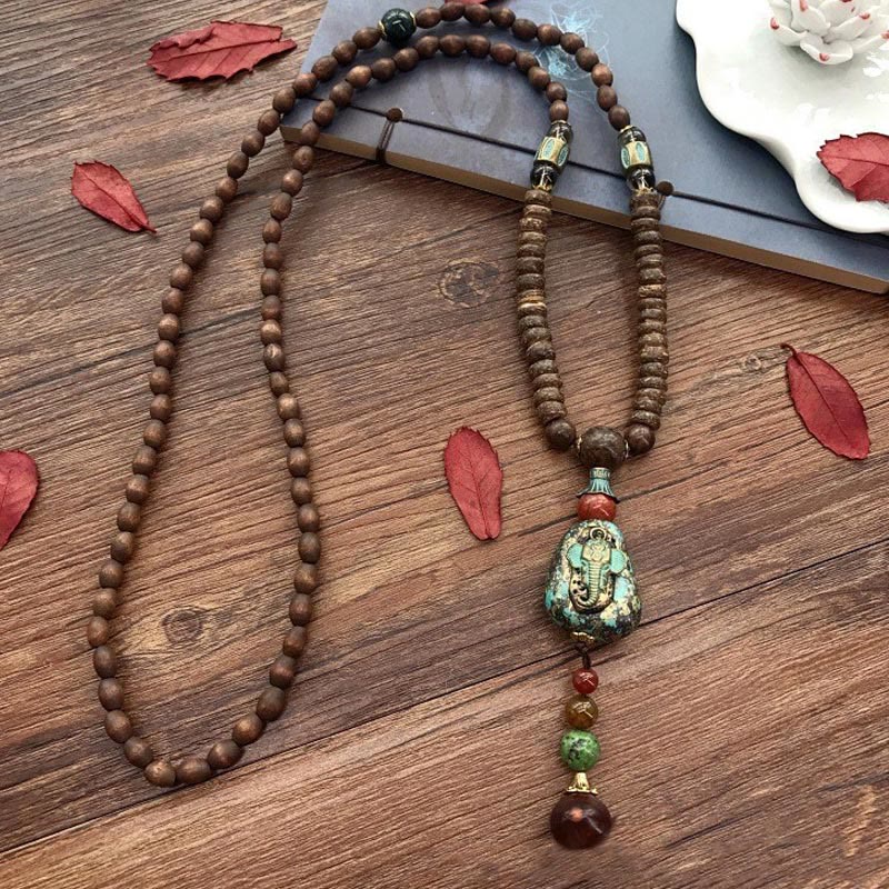 Collana con ciondolo a forma di testa di elefante, in legno wengé, fatto a mano in Tibet, con perline Dzi di protezione.