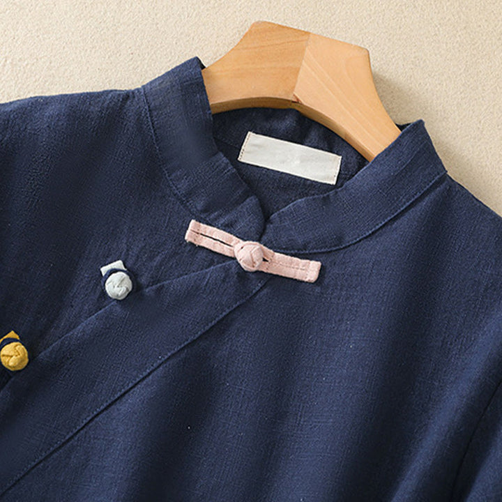 Abito da donna in cotone e lino con maniche a tre quarti, colletto obliquo e bottoni a rana colorati, stile casual Buddha Stones, camicia casual in cotone e lino con maniche a tre quarti. - image 3