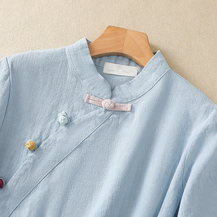 Abito da donna in cotone e lino con maniche a tre quarti, colletto obliquo e bottoni a rana colorati, stile casual Buddha Stones, camicia casual in cotone e lino con maniche a tre quarti. - image 17