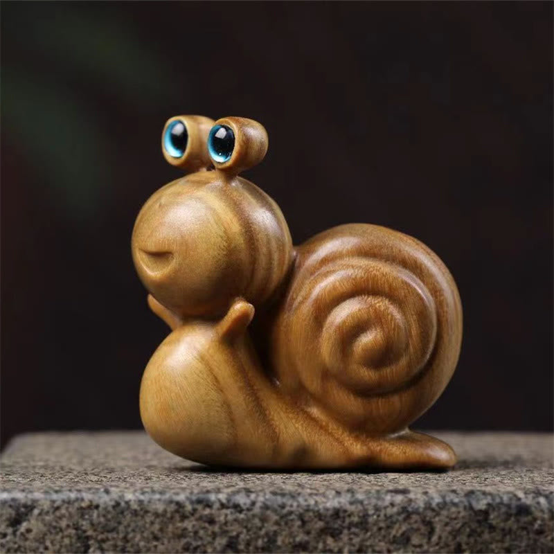 Decorazione da scrivania intagliata a forma di lumaca in legno di sandalo verde, Buddha Stones - 2,36 pollici (6 cm) - image 0