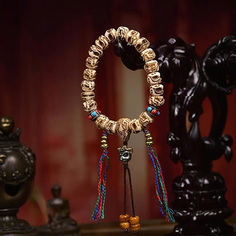 Braccialetto di protezione con nappa intagliata in osso di cammello Buddha Stones e Garuda