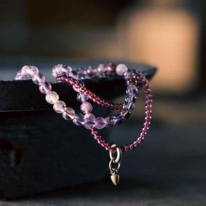 Bracciale multistrato Buddha Stones Retro in ametista da 6 mm e granato da 4 mm