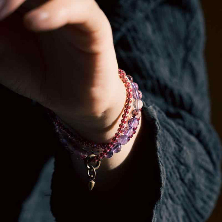 Bracciale multistrato Buddha Stones Retro in ametista da 6 mm e granato da 4 mm