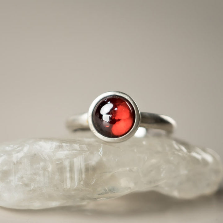 Anello di protezione regolabile in argento sterling 925 con granato naturale Buddha Stones
