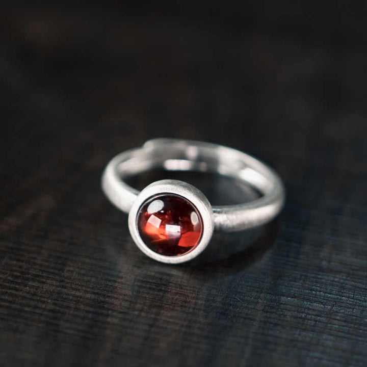 Anello di protezione regolabile in argento sterling 925 con granato naturale Buddha Stones