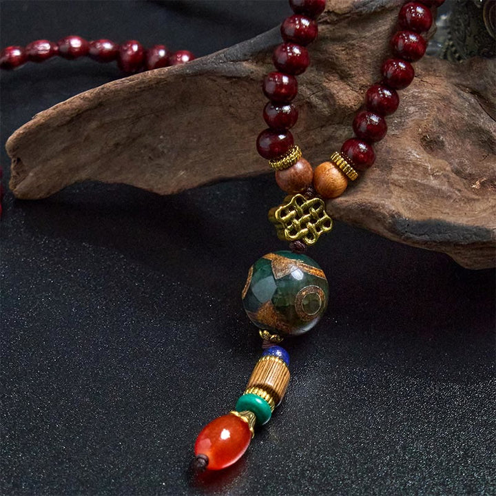 Collana con ciondolo a forma di testa di elefante, in legno wengé, fatto a mano in Tibet, con perline Dzi di protezione.