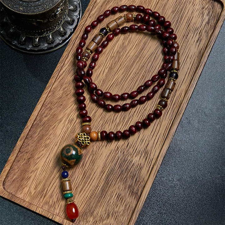 Collana con ciondolo a forma di testa di elefante, in legno wengé, fatto a mano in Tibet, con perline Dzi di protezione.