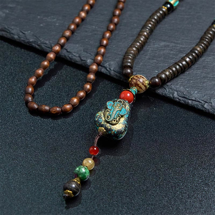 Collana con ciondolo a forma di testa di elefante, in legno wengé, fatto a mano in Tibet, con perline Dzi di protezione.
