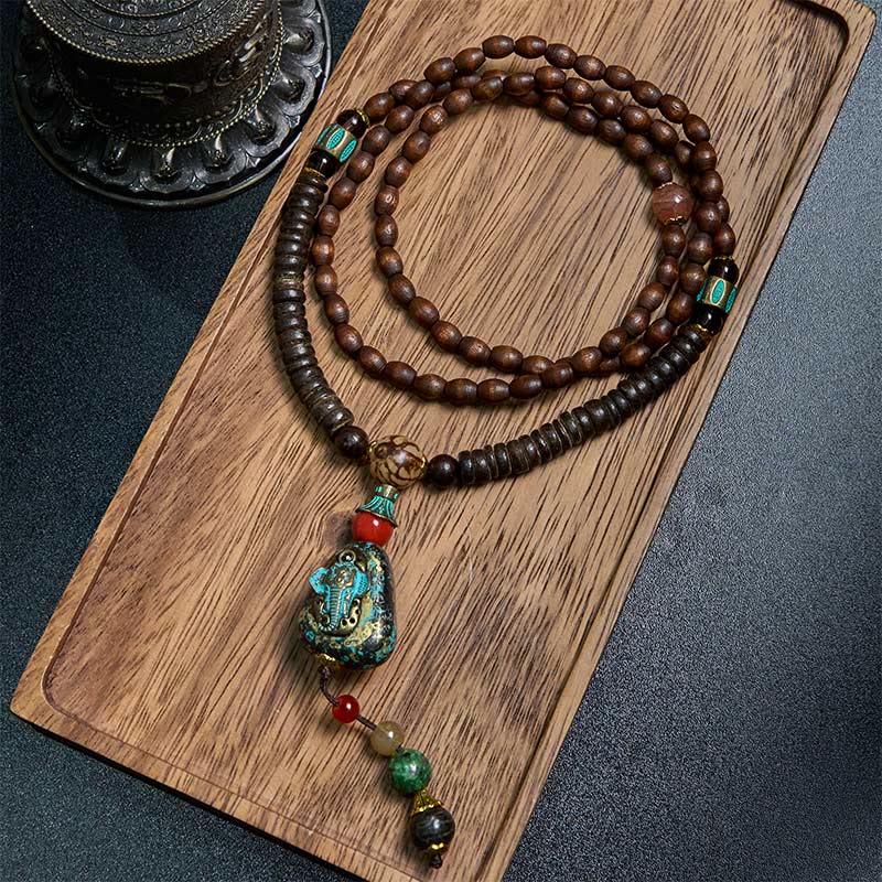 Collana con ciondolo a forma di testa di elefante, in legno wengé, fatto a mano in Tibet, con perline Dzi di protezione.
