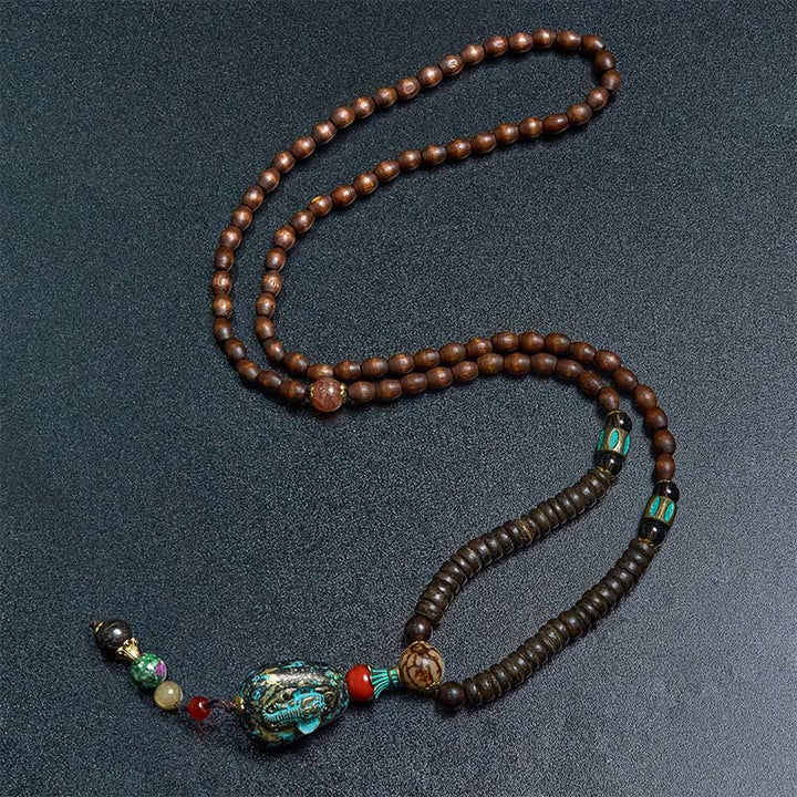 Collana con ciondolo a forma di testa di elefante, in legno wengé, fatto a mano in Tibet, con perline Dzi di protezione.