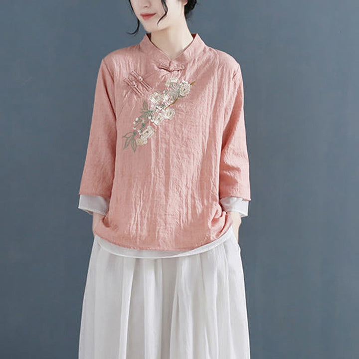 Camicia da donna in cotone e lino con collo alla coreana, maniche a tre quarti, ricamo a fiori con Buddha Stones e bottoni a rana - image 2