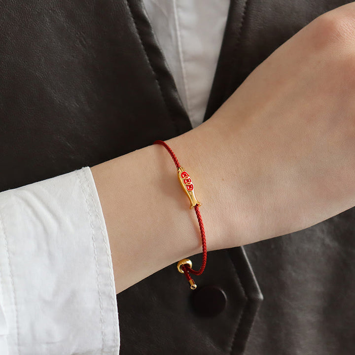 Bracciale della ricchezza in corda rossa con pesce koi in ottone e Buddha Stones
