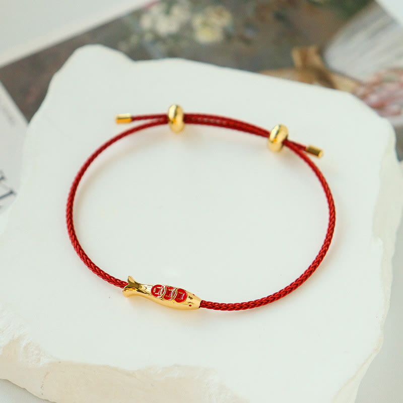 Bracciale della ricchezza in corda rossa con pesce koi in ottone e Buddha Stones
