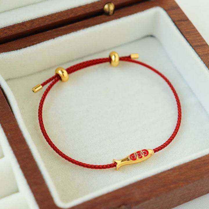 Bracciale della ricchezza in corda rossa con pesce koi in ottone e Buddha Stones