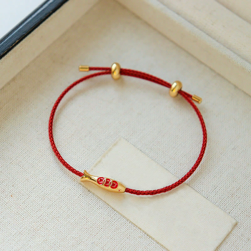 Bracciale della ricchezza in corda rossa con pesce koi in ottone e Buddha Stones