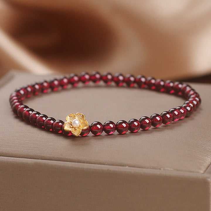 Bracciale Buddha Stones con perle di granato naturale da 4 mm e fiore della passione