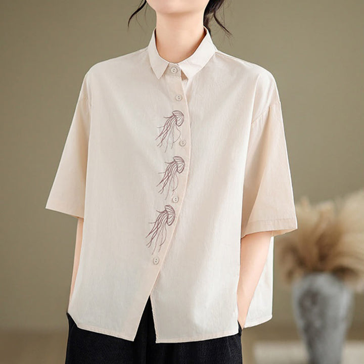 Camicia casual da donna in cotone con maniche corte, colletto alto, bottoni, motivo a meduse ricamato Buddha Stones
