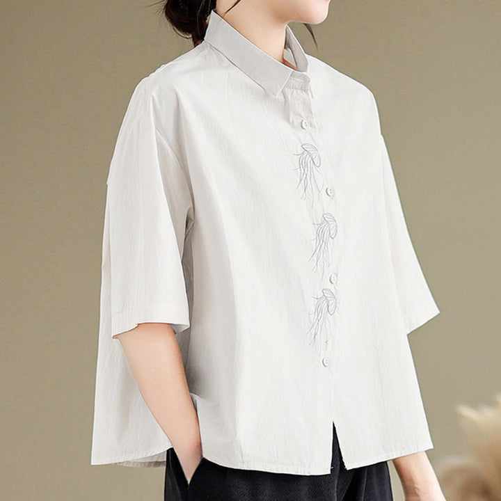 Camicia casual da donna in cotone con maniche corte, colletto alto, bottoni, motivo a meduse ricamato Buddha Stones