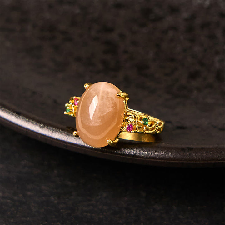 Anello della felicità regolabile con motivo a vite cava Buddha Stones e pietra di luna color pesca