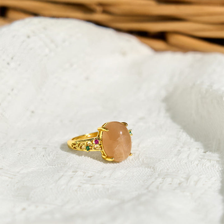 Anello della felicità regolabile con motivo a vite cava Buddha Stones e pietra di luna color pesca