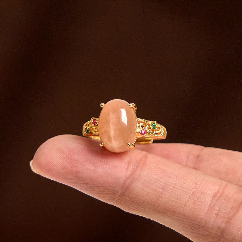 Anello della felicità regolabile con motivo a vite cava Buddha Stones e pietra di luna color pesca