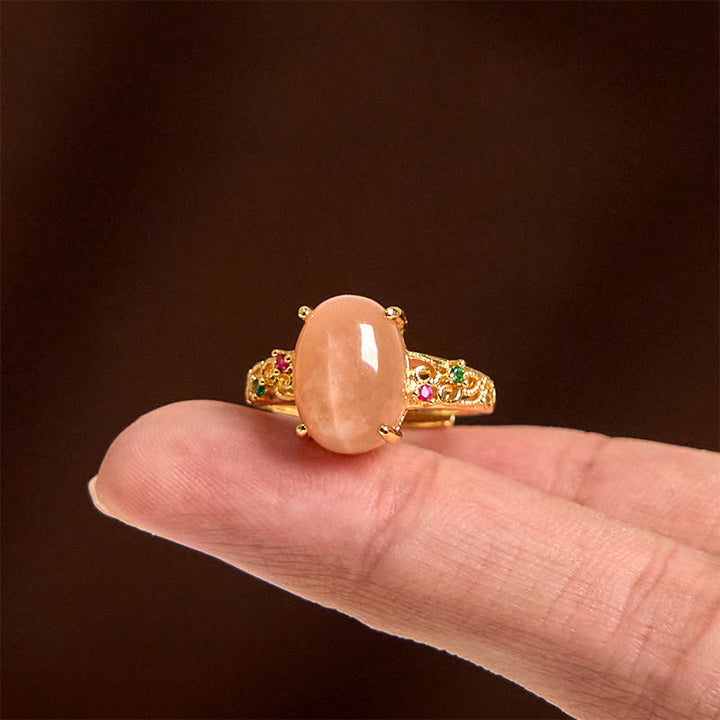Anello della felicità regolabile con motivo a vite cava Buddha Stones e pietra di luna color pesca