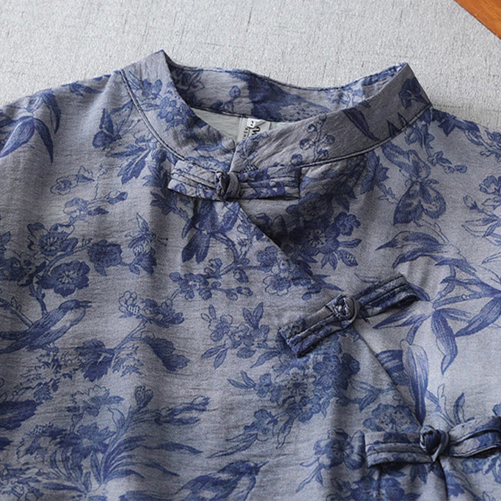 Abito midi in cotone con collo alla coreana, maniche corte, stampa di fiori e foglie, con bottoni a rana e Buddha Stones - image 3