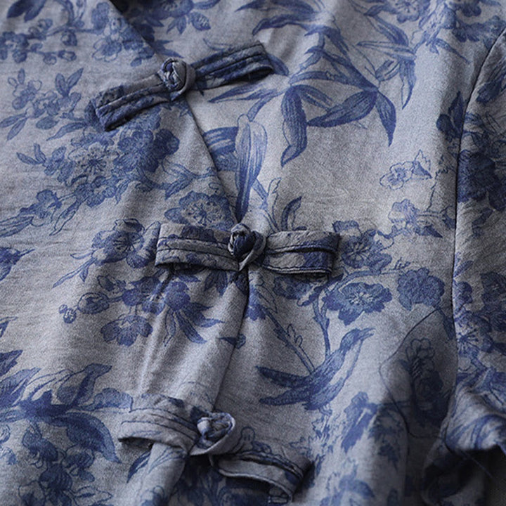 Abito midi in cotone con collo alla coreana, maniche corte, stampa di fiori e foglie, con bottoni a rana e Buddha Stones - image 9