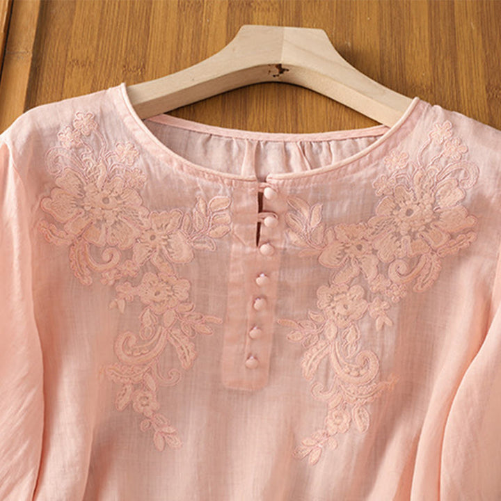 Camicia da donna con scollo rotondo e maniche a tre quarti, ricamata con fiori e viticci Buddha Stones. - image 19