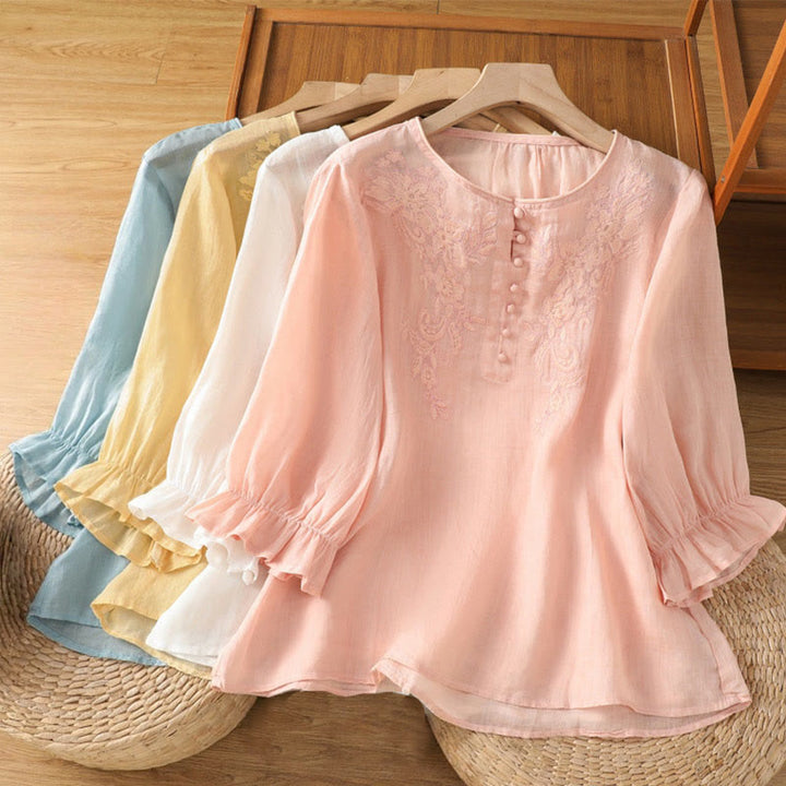 Buddha Stones Camicia da donna in cotone con maniche a tre quarti, scollo rotondo e bottoni ricamati a fiori - image 1