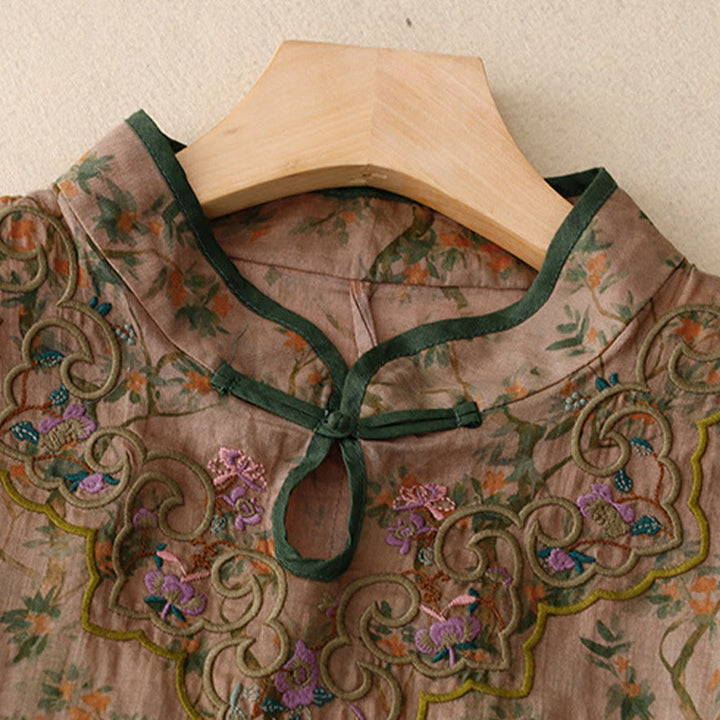 Abito midi cheongsam in lino e cotone con tasche, ricamo retrò con Buddha Stones e bottoni a rana - image 3